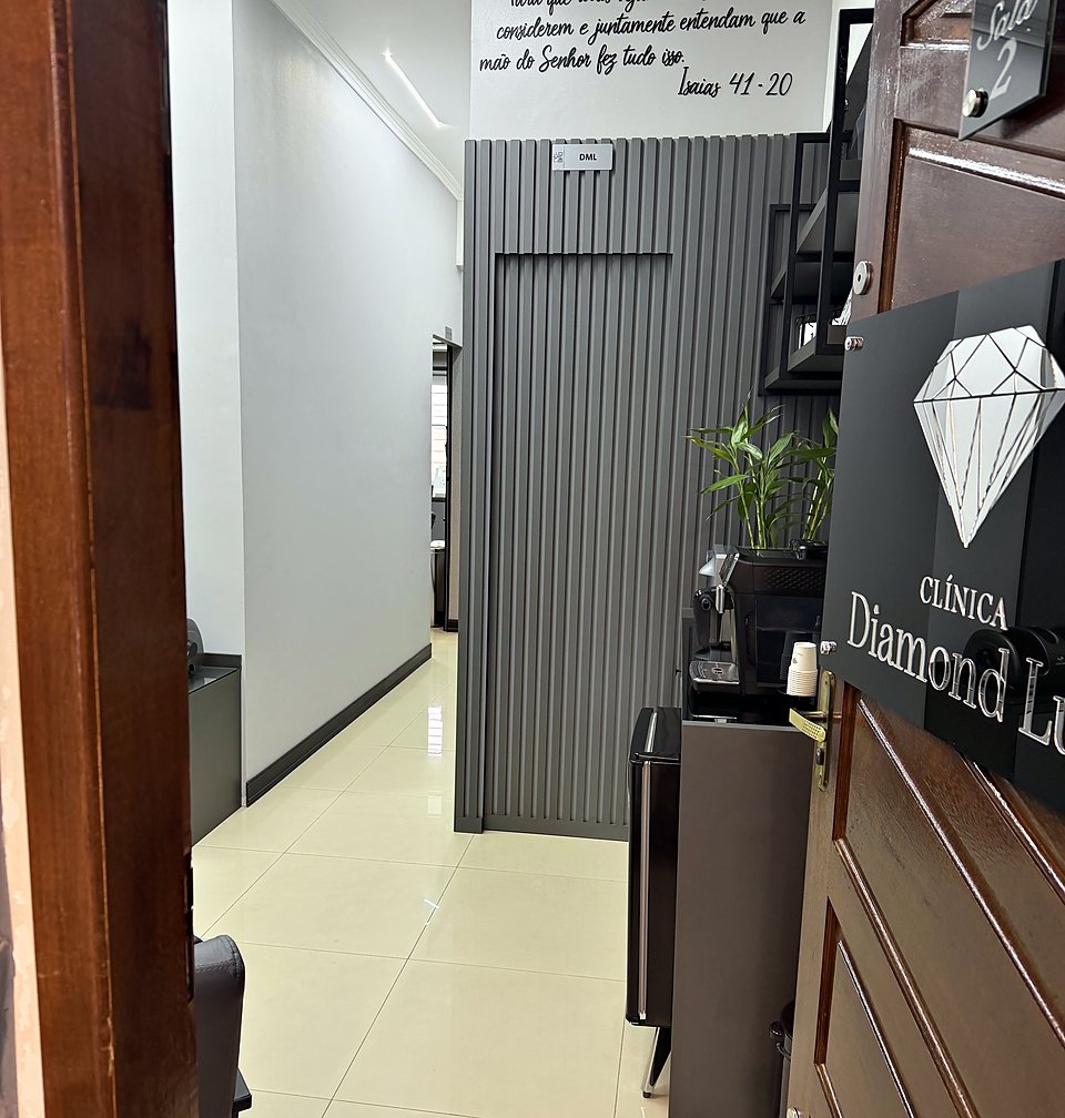 Entrada da Clínica Diamond Lux, com a placa da clínica na porta.