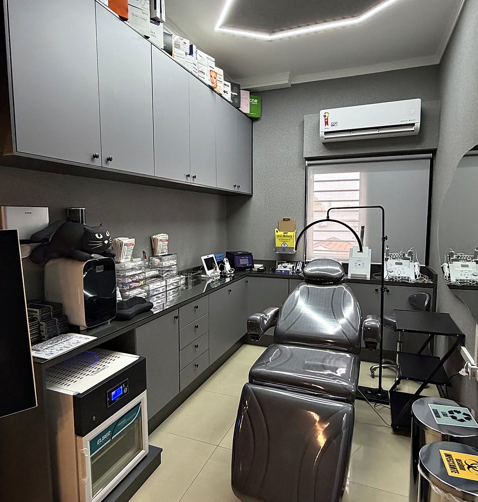 Sala de tratamentos da Clínica Diamond Lux, com maca e equipamentos.